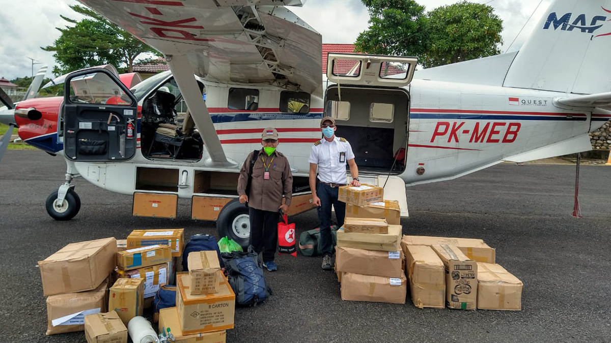 Pilot Jeremy Toews (r) despatched 2nd batch of the vaccine to Kalimantan on 28 June