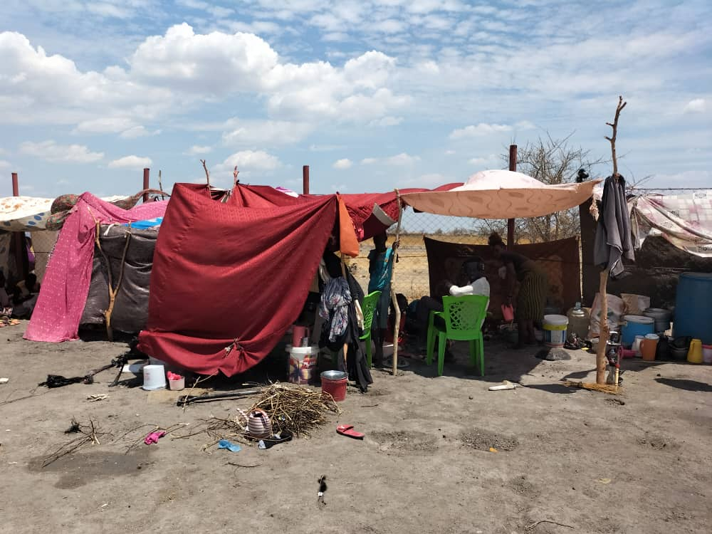 In Renk’s transit camp, refugees are using bedsheets to keep the sun out (Credit: Concern SS / RRC)