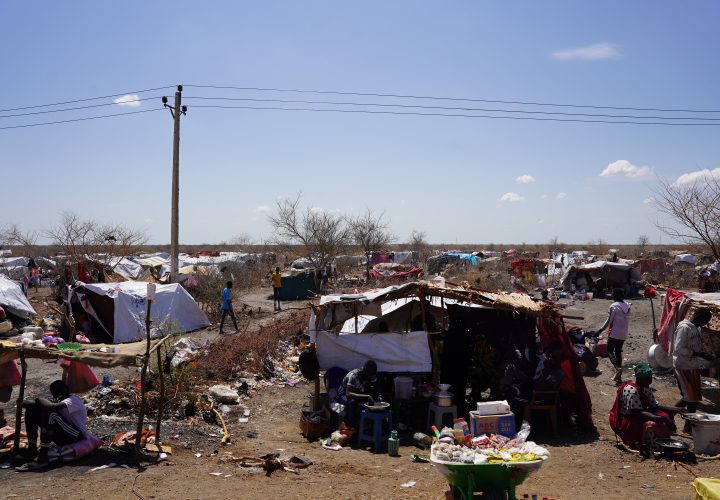Thousands of refugees have inadequate shelter outside of Renk’s main transit centre (credit: Nasir Ghafoor/MSF)